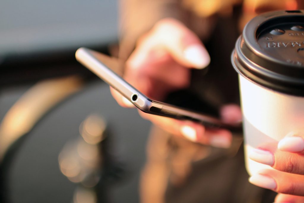 telefoon + koffiebeker